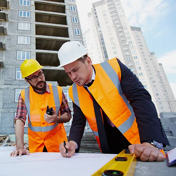 Ingeniero y técnico de Grupo Amplitud revisando un proyecto en obra