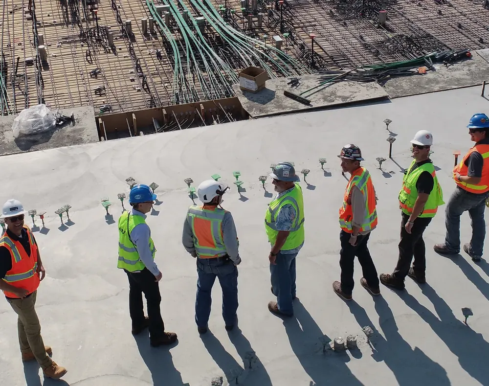 Equipo de Grupo Amplitud supervisando una obra